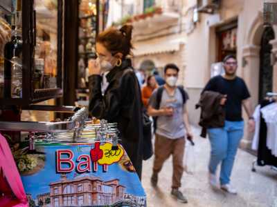 Oggi invece qui davanti sostano persone provenienti da tutto il mondo...
